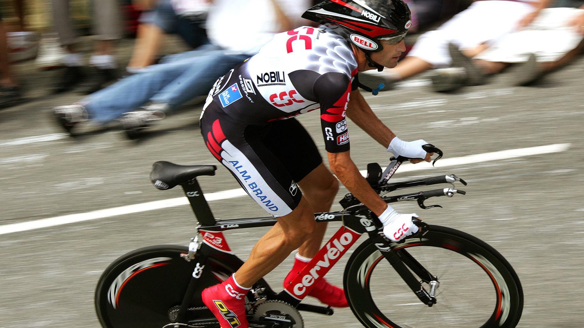 NBA常规赛勇士险胜开拓者 库里终场前连续三分逆转比赛，库里30分勇士大胜国王